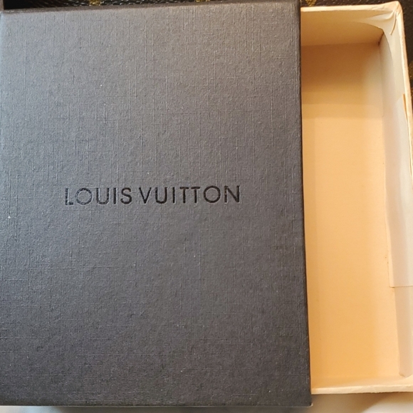 LOUIS VUITTON AUTHENTIC METAL GOLD PTE CLES LV FACETTES KEY CHAIN -PRICE FIRM - Picture 8 of 10